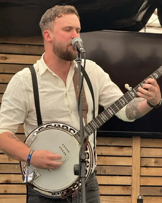 Fergus singing with the banjo